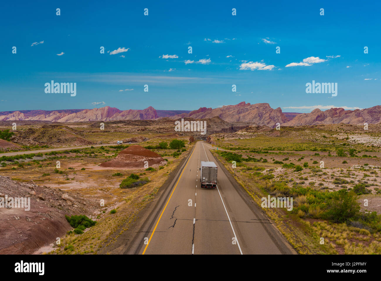 Wüste-Autobahn in Utah mit semi-LKW Stockfoto Wüste-Autobahn in Utah mit semi-LKW Stockfoto