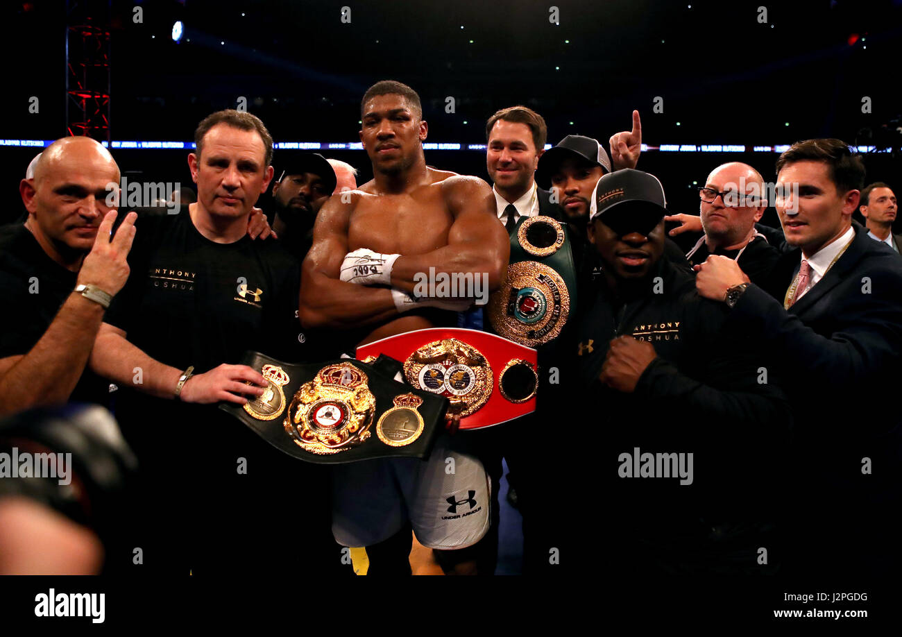 Anthony Joshua feiert Sieg über Wladimir Klitschko nach der WBA, IBF und IBO-Schwergewichts-WM-Titel Kampf im Wembley Stadium, London. Stockfoto