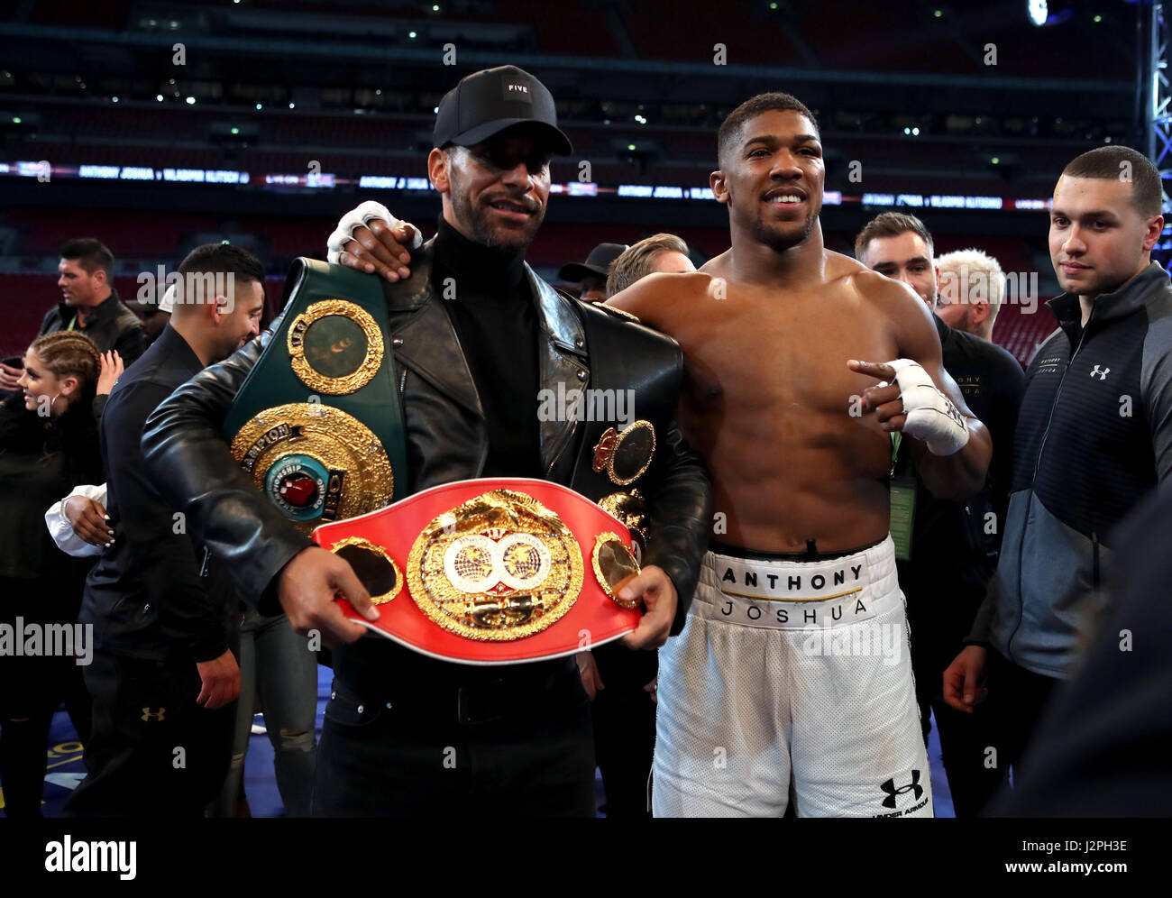 Anthony Joshua Post Kampf mit Rio Ferdinand nach der WBA, IBF und IBO-Schwergewichts-WM-Titel-Kampf gegen Wladimir Klitschko im Wembley Stadium, London. Stockfoto