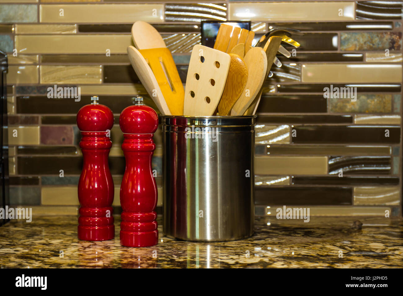 Salz & Pepper Shakers & Küche Utensil Halter Stockfoto