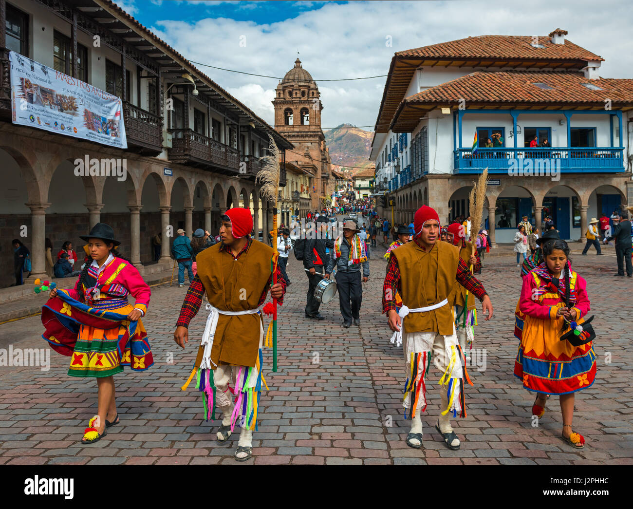 Leute in traditioneller Kleidung in Cusco Stadt Teilnahme das Inti Raymi fest mit Blick über die Architektur des Stadtzentrums, Peru. Stockfoto