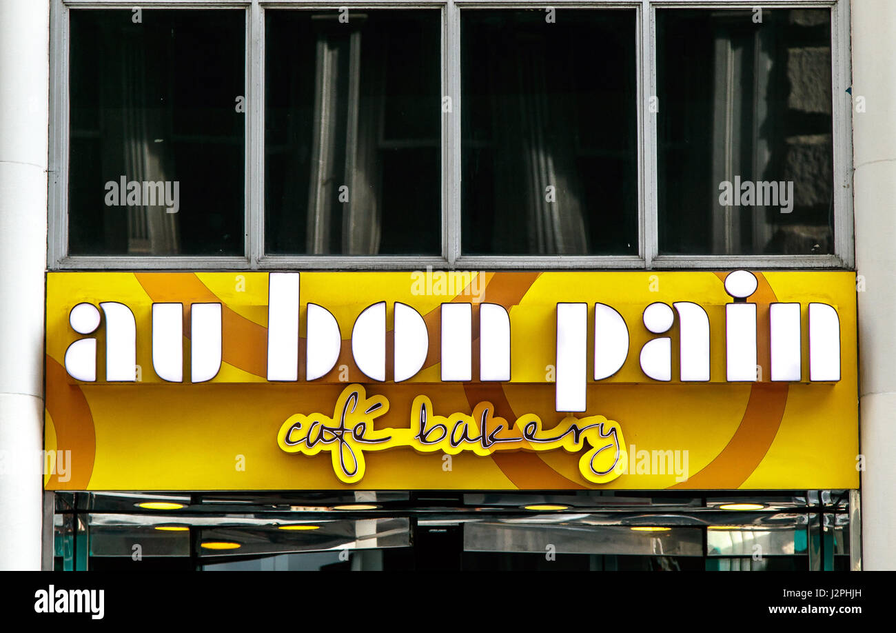 Das Schild über dem Eingang zu einem Au Bon Pain Bakery in Downtown Manhattan. Stockfoto