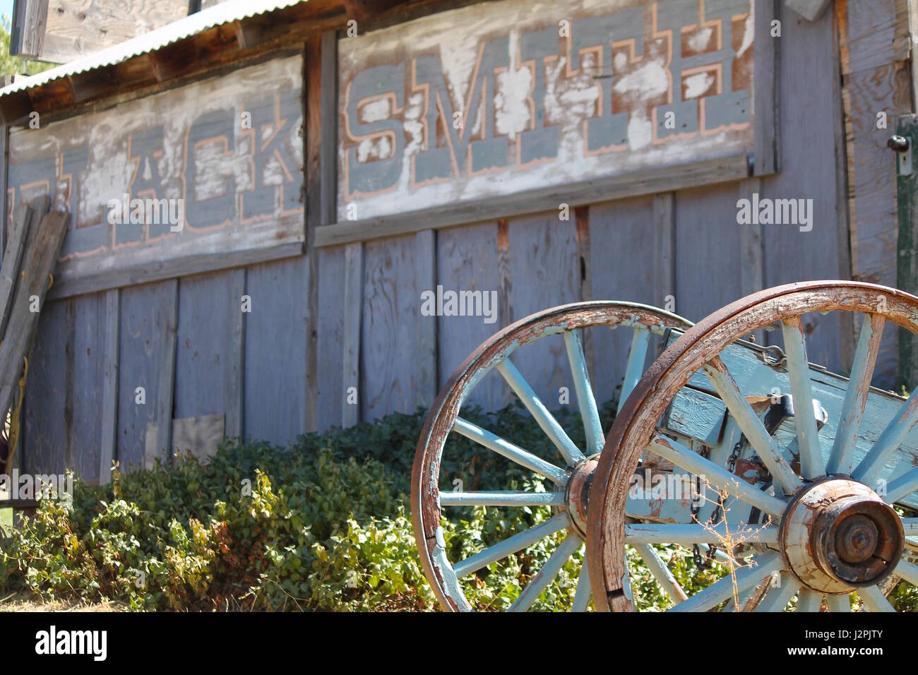Rustikale Scheune mit Wagen Stockfoto