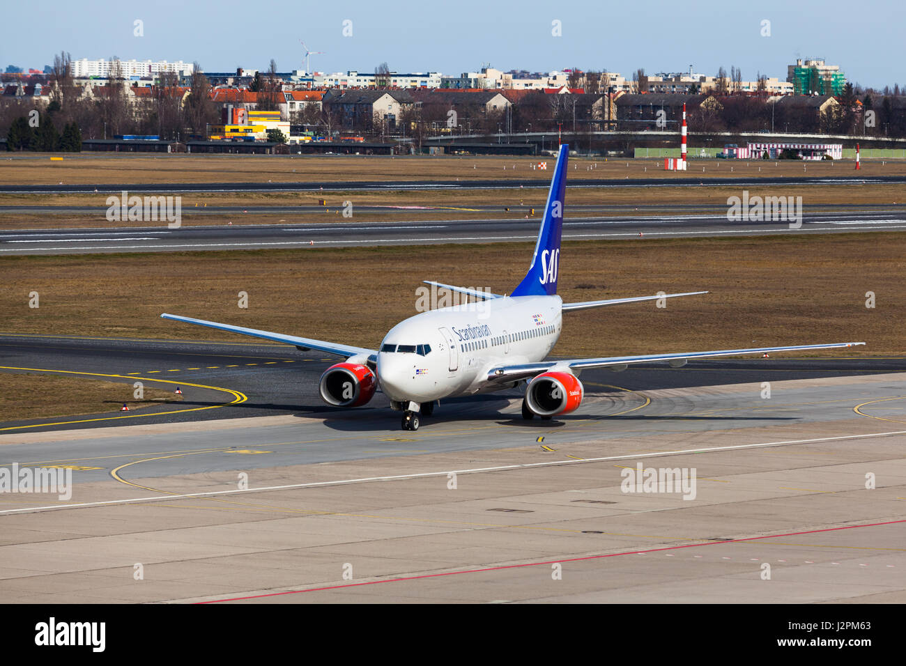 BERLIN, DEUTSCHLAND - MÄRZ, 22. Eine Boeing 737-683 von SAS (Scandinavian Airlines) landet am Flughafen Berlin-Tegel Deutschland am 22. März 2015 Stockfoto