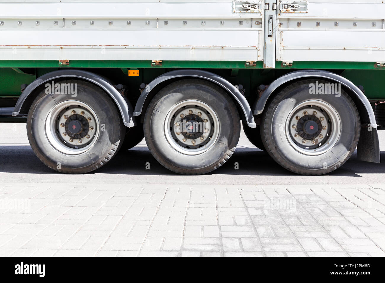Räder von großen LKW und Anhängern am Parkplatz-Detailansicht Stockfoto