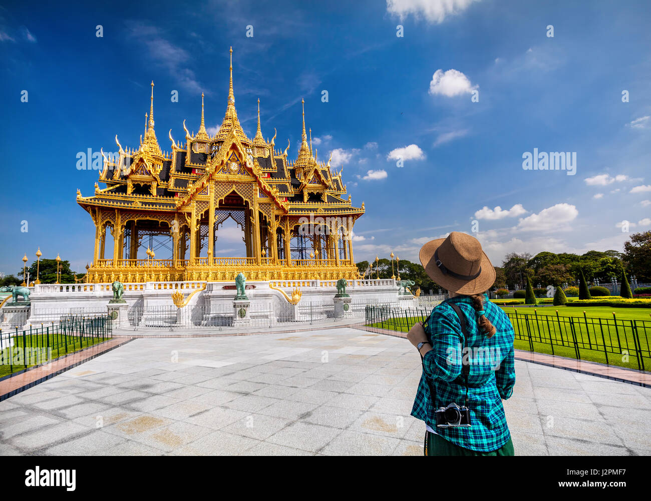 Frau in Hut und grün geprüft mit Foto-Kamera betrachten der Ananta Samakhom Throne Hall in Thai Royal Dusit Palast, Bangkok, Thailand Stockfoto