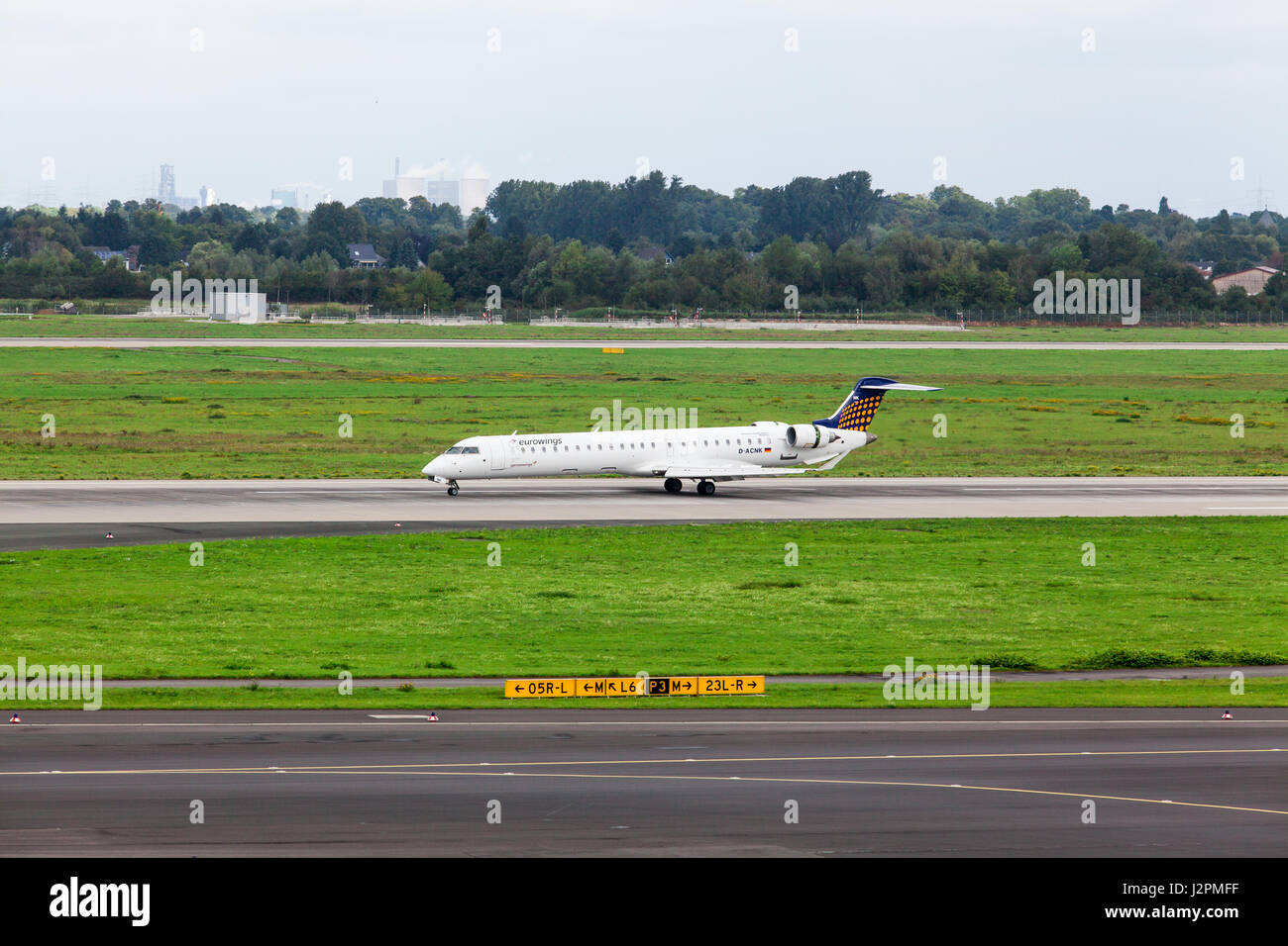 Düsseldorf, Deutschland - 5. September 2015: Eurowings Bombardier CRJ-900 NG kommt zum Flughafen Düsseldorf International. Stockfoto