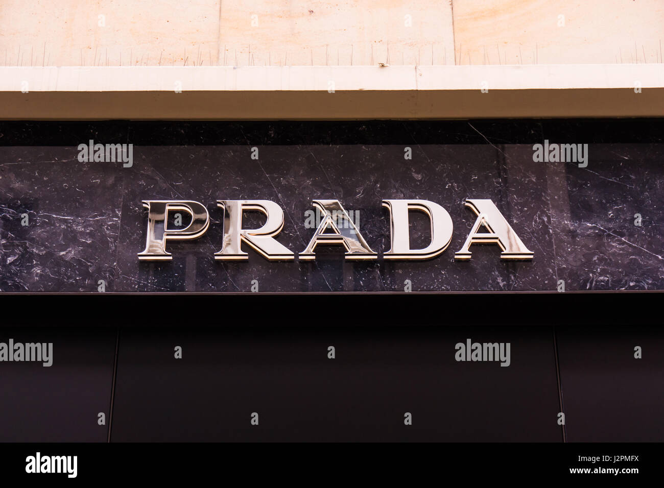 Frankfurt am Main - Oktober 24, 2015: Prada Logo. Prada ist ein  italienisches Modelabel, spezialisiert auf Luxusgüter für Männer und Frauen  Stockfotografie - Alamy
