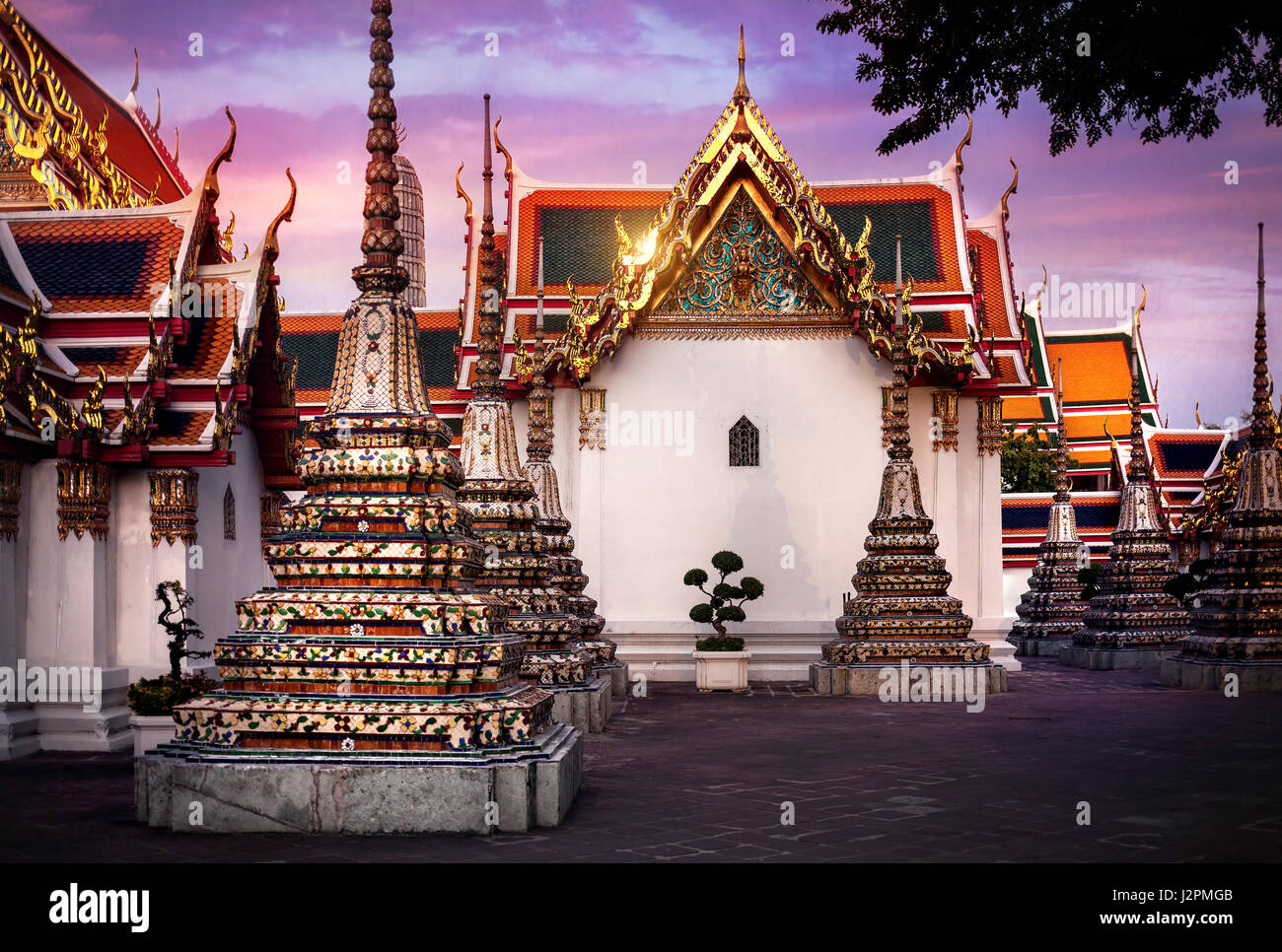 Alten königlichen Stupas und Pagoden in Wat Pho Tempel in Bangkok bei Sonnenuntergang Stockfoto