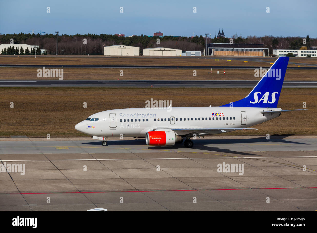 BERLIN, DEUTSCHLAND - MÄRZ, 22. Eine Boeing 737-683 von SAS (Scandinavian Airlines) landet am Flughafen Berlin-Tegel Deutschland am 22. März 2015 Stockfoto