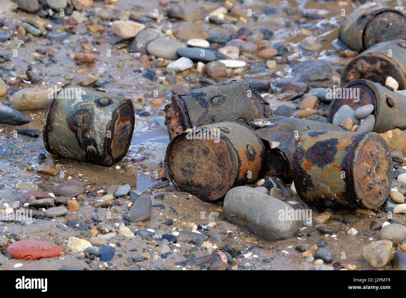 Zweiten Weltkrieg Munition und Waffen am Strand an der Ostküste von Yorkshire Wiedererscheinen nach Ende des Krieges zu Dumpingpreisen. Stockfoto