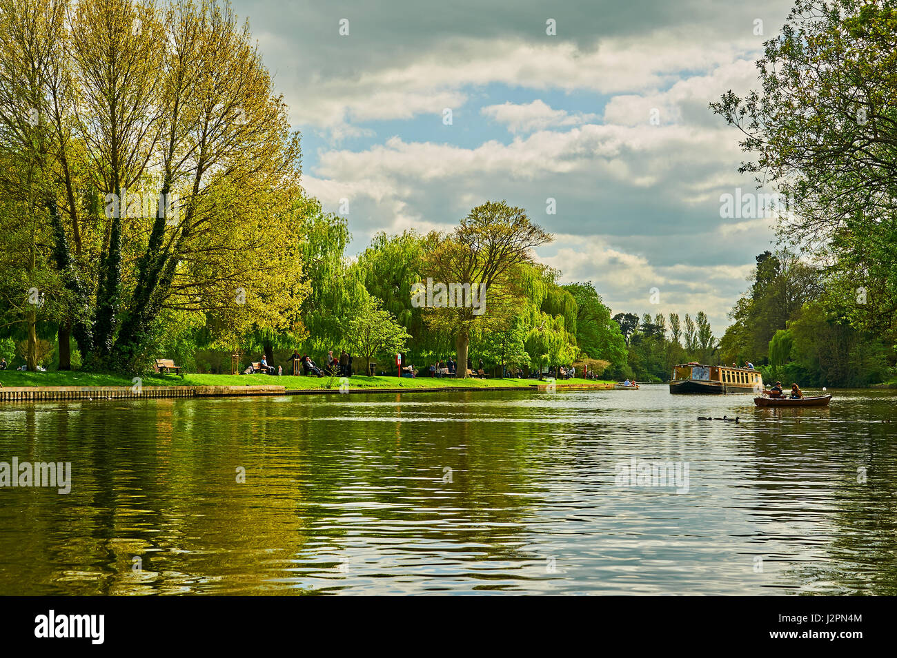 Ein Frühling Flusslandschaft in Stratford-upon-Avon, Warwickshire, mit Booten über den Fluss Avon. Stockfoto