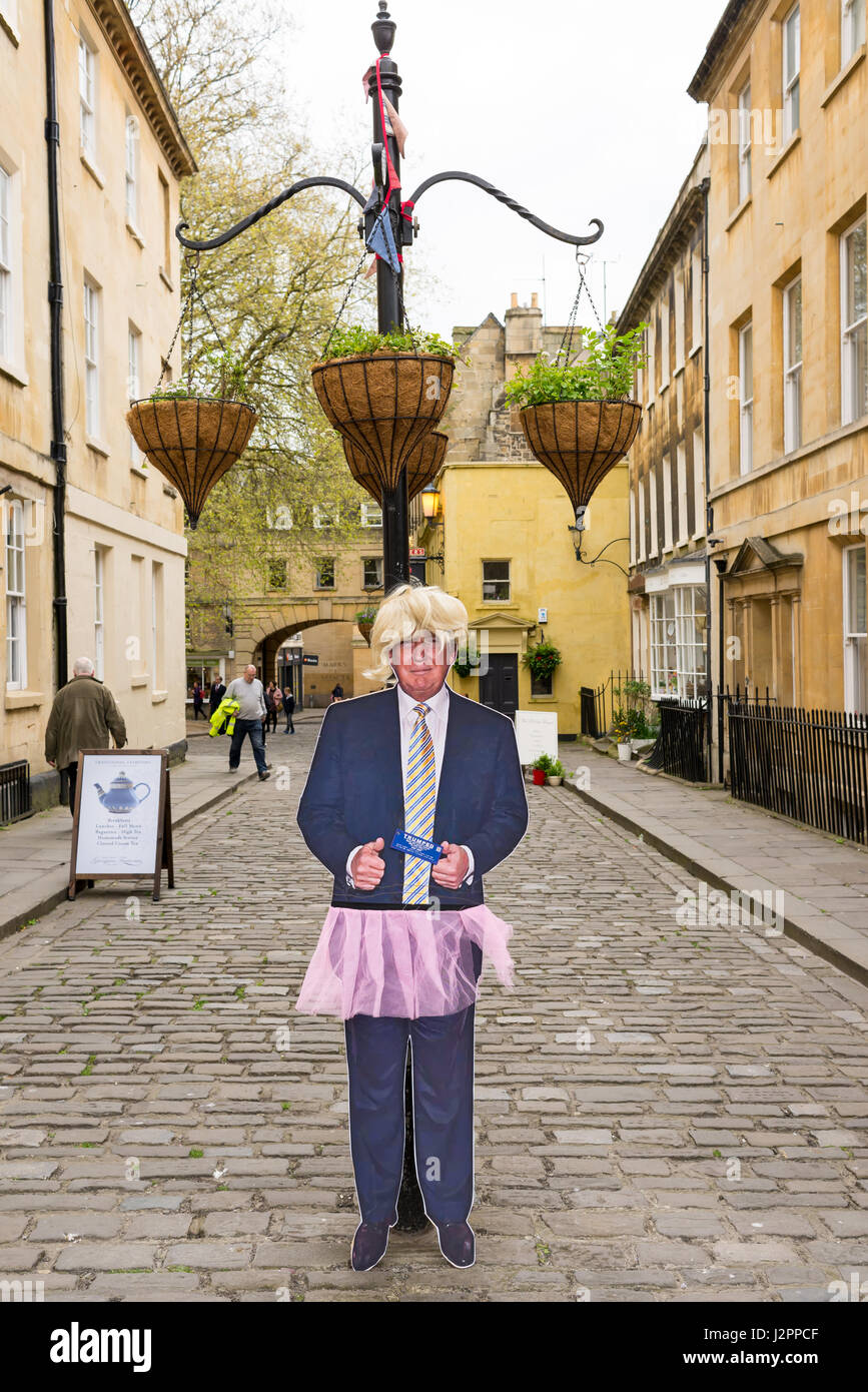 Originalgröße Kopie von Donald Trump, aktuelle US-Präsidenten, Pappe verkleidet mit einem rosa Rock und eine blonde Perücke, angeschlossen an eine Straßenlaterne in einer Straße Stockfoto