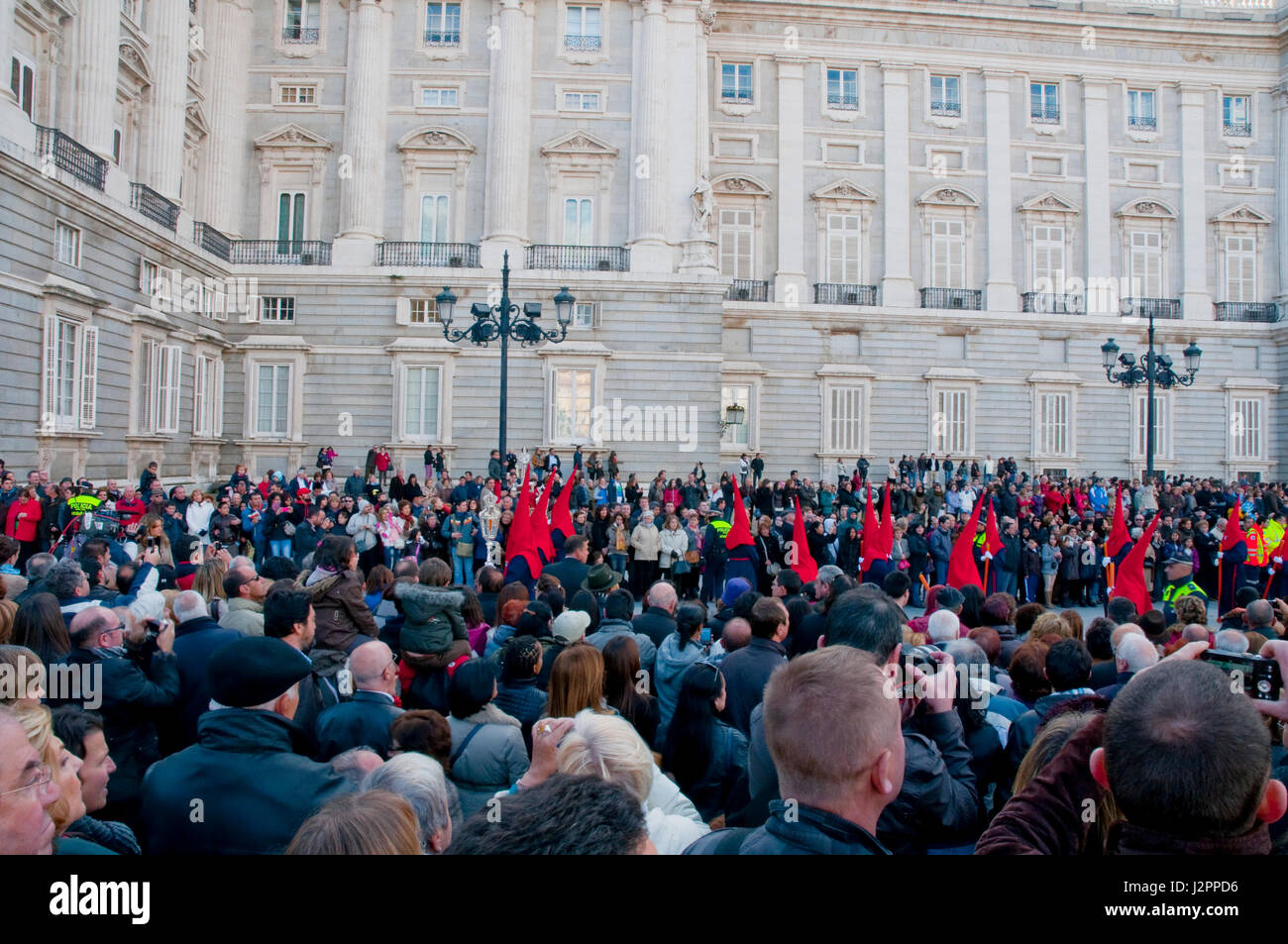 Menschen bei Prozession der Karwoche. Königspalast, Madrid, Spanien. Stockfoto