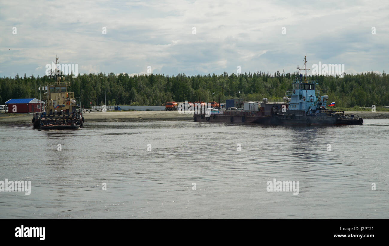 SALECHARD, Russland - 24. Juni 2015: Auto- und Personenfähre über den Fluss Ob im Sommer Stockfoto