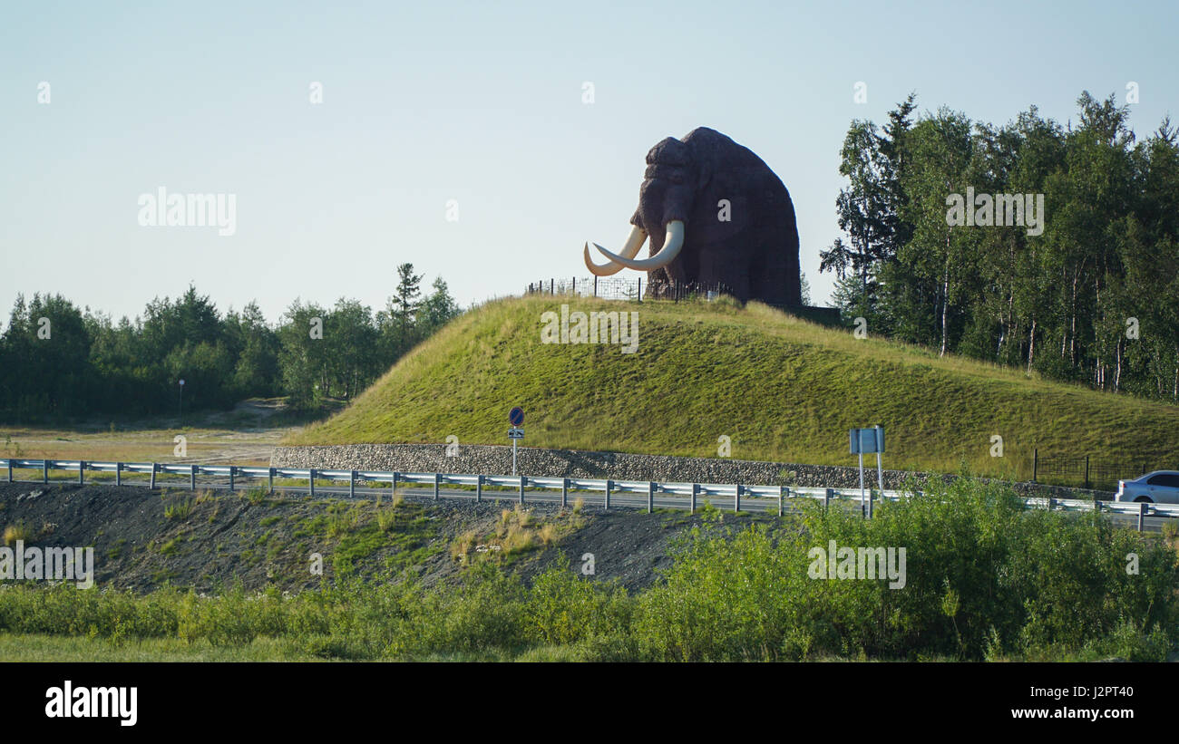 Mammut-Denkmal am Eingang der Stadt Salechard. Jamalo-Nenetskiy autonomes Okrug, Russland. Sommer Stockfoto