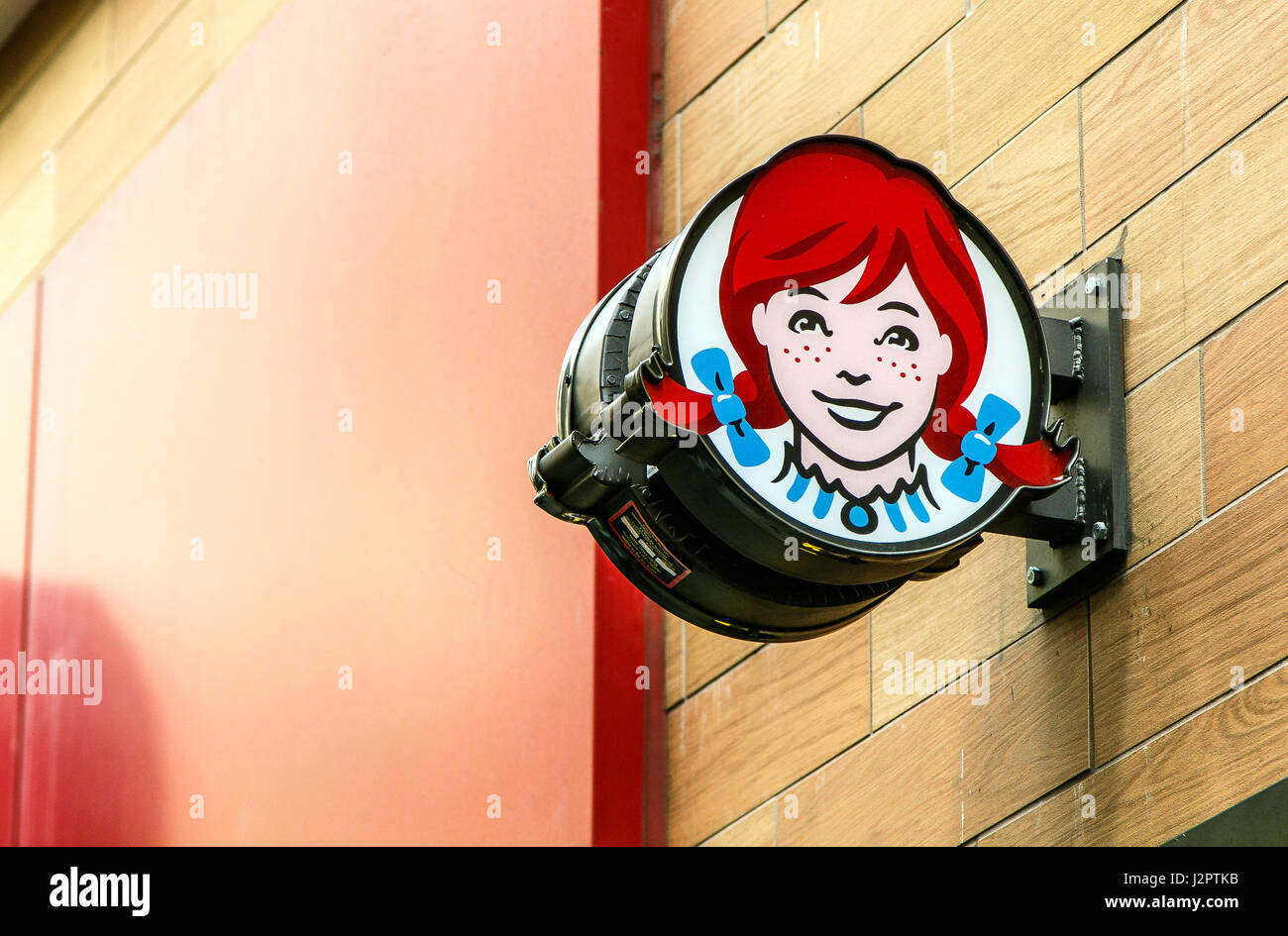 Das Zeichen über einen Eingang zu einem Wendy Fast Food Restaurant in Downtown Manhattan. Stockfoto