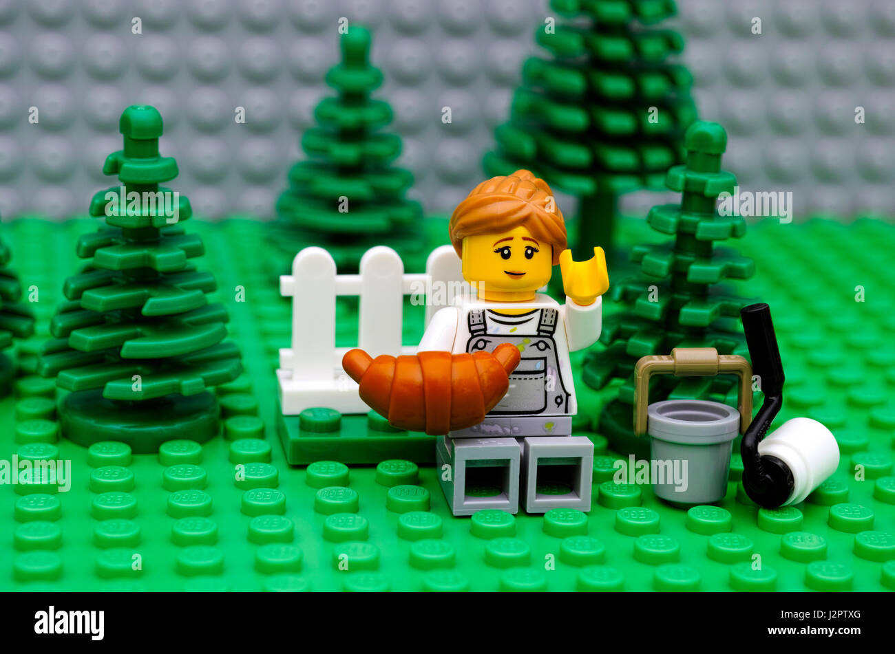 Tambow, Russische Föderation - 21. September 2016 Lego Maler ist ausruhen und Essen Croissant im Park. Studio gedreht. Stockfoto
