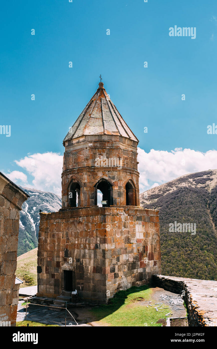 ZurGergeti Dreifaltigkeitskirche oder Tsminda Sameba - Kirche der Heiligen Dreifaltigkeit in der Nähe von Dorf zurGergeti In Georgien. Kirche befindet sich auf einer Höhe von 2170 m, Stockfoto