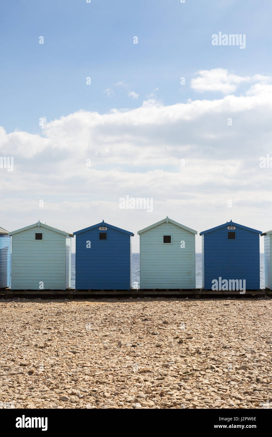 Badehäuschen UK - blauer Strand Hütten am Strand von Charmouth, Charmouth, Dorset England UK Stockfoto