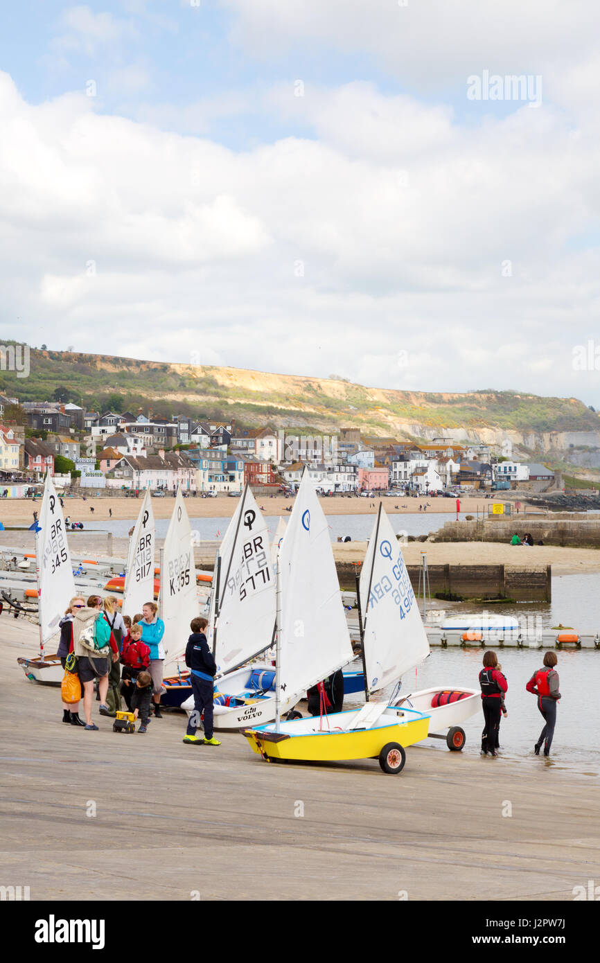 Kinder Segeln - Kinder im Optimist Jollen, Lyme Regis, Dorset UK Segeln lernen Stockfoto