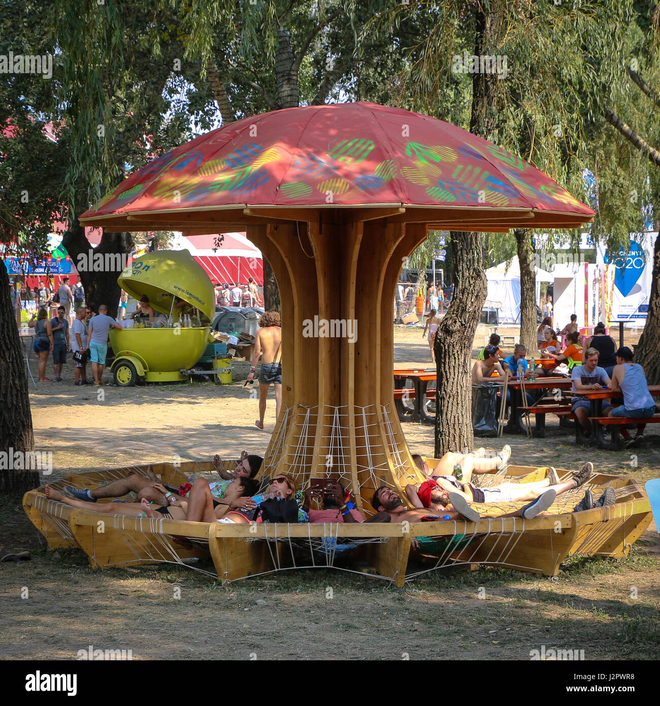 Menschen entspannen auf dem Sziget Festival in Budapest, Ungarn Stockfoto