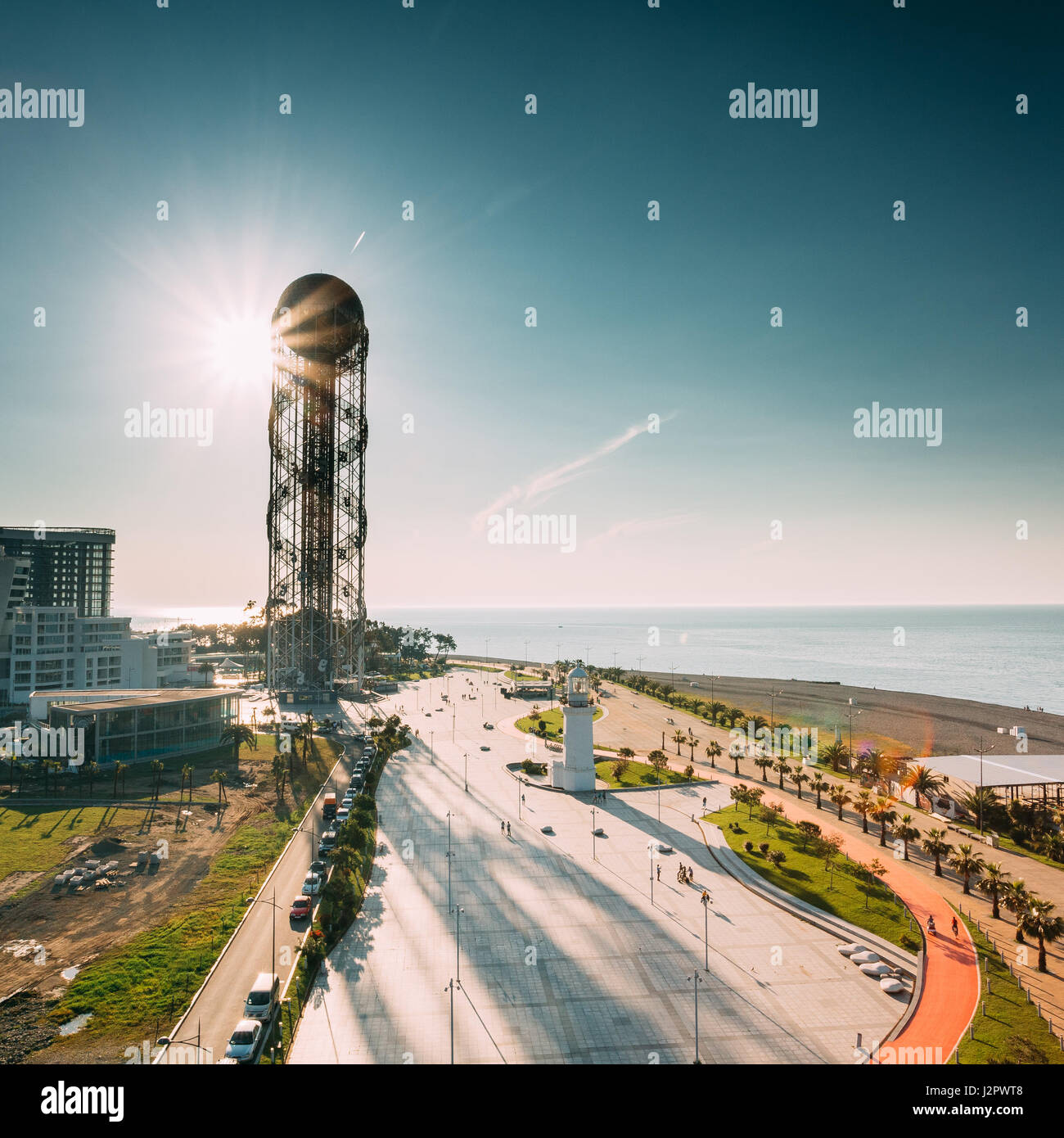 Batumi, Adscharien, Georgia. Luftaufnahme der Promenade bei Sonnenuntergang. Berühmte Alphabet Turm. Stockfoto