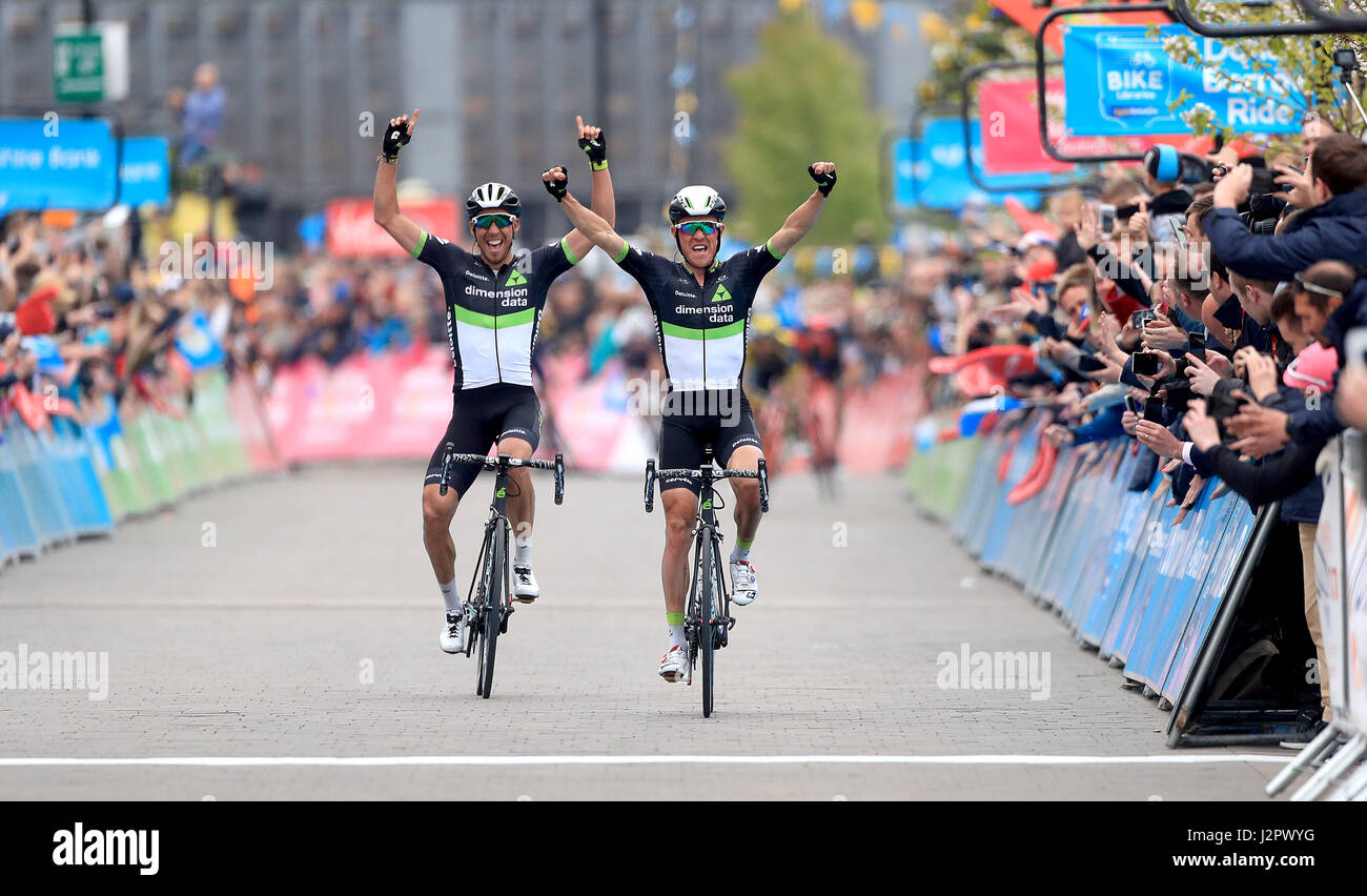 Dimension Data Serge Pauwels (rechts) gewinnt zweiten Stufe der Tour de Yorkshire als Teamkollege Omar Fraile Platz Team. Stockfoto