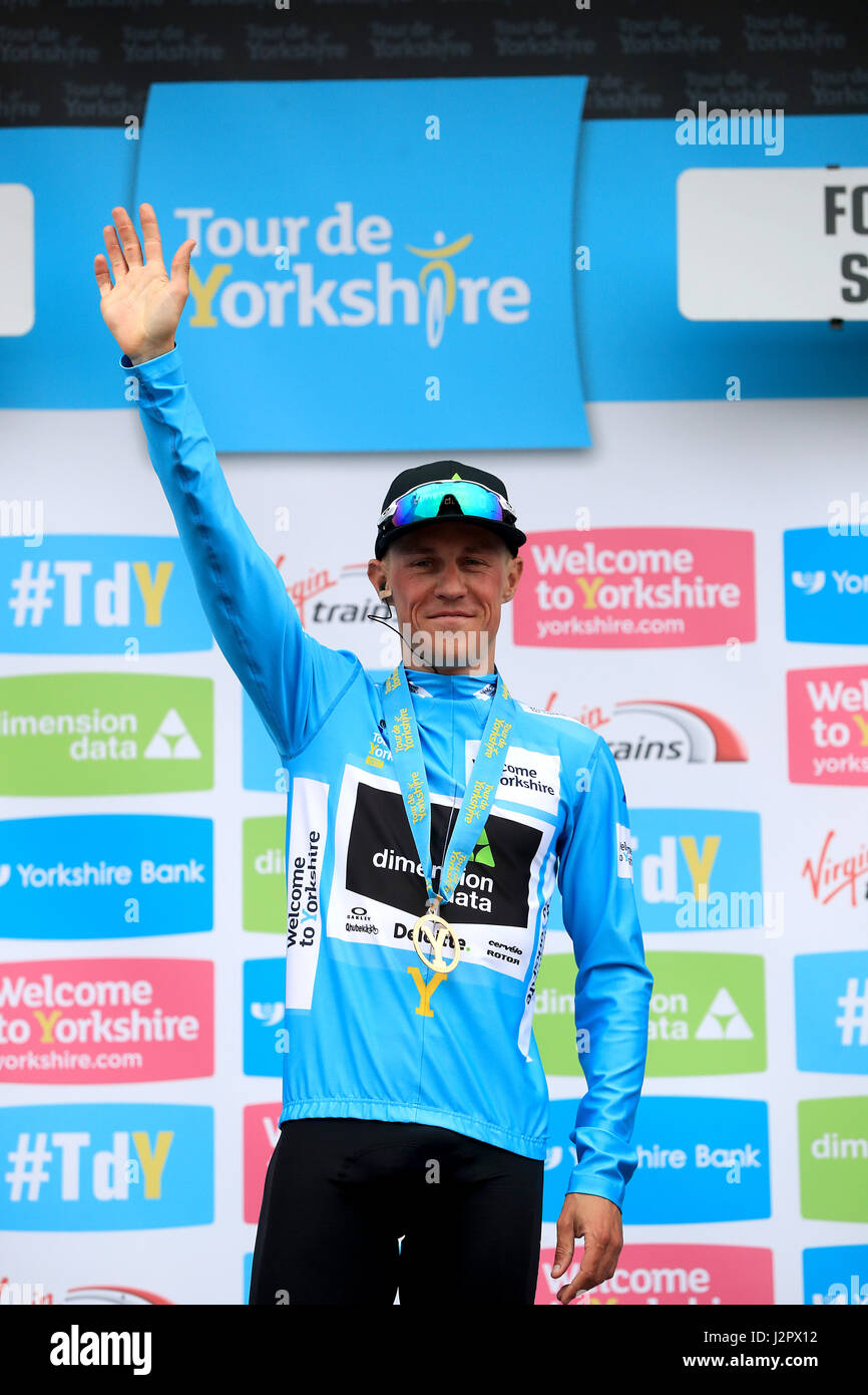 Team Dimension Data Serge Knochenstücke feiert Gesamtsieg mit dem blauen Trikot nach dem Gewinn der dritten Stufe der Tour-de-Yorkshire. Stockfoto