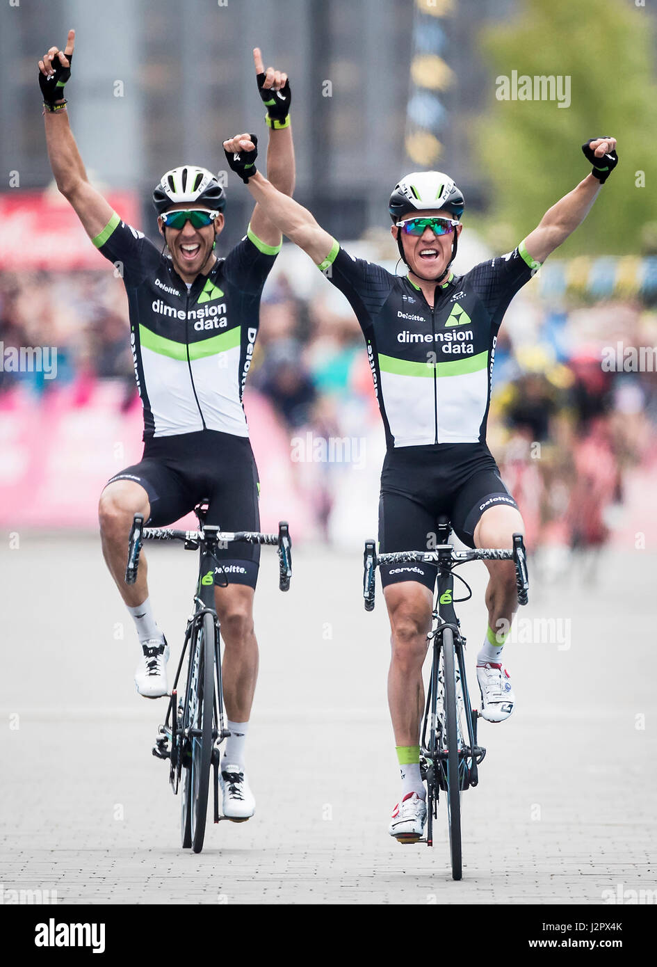 Team Dimension Data Serge Pauwels (rechts) gewinnt drei Etappe der Tour de Yorkshire. PRESSEVERBAND Foto. Bild Datum: Sonntag, 30. April 2017. Vgl. PA Geschichte CYCLING Tour. Bildnachweis sollte lauten: Danny Lawson/PA Wire Stockfoto
