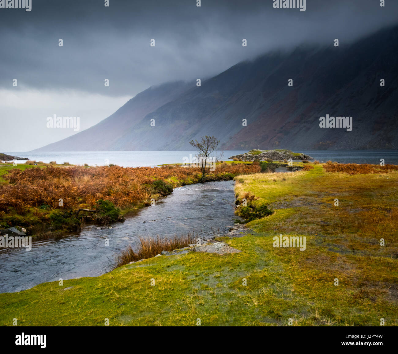 Wastwater, englischen Lake District, an einem regnerischen Tag im Herbst Stockfoto