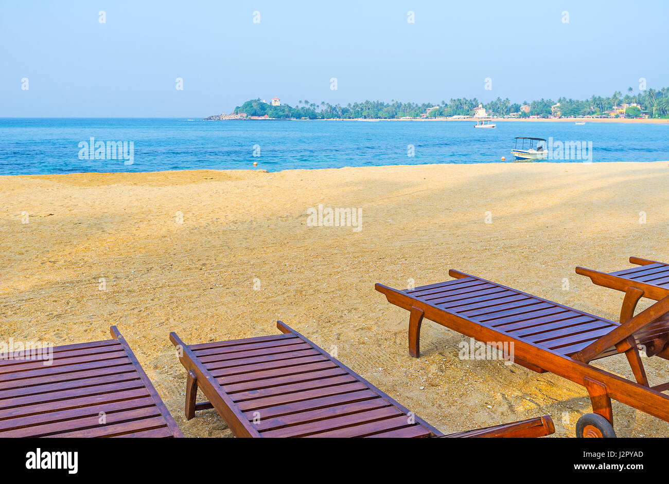 Die Aussicht von Unawatuna Strand an der grünen Küste, bedeckt mit Regenwald und Unawatuna Devol Devalaya Tempel am Kap, Sri Lanka. Stockfoto