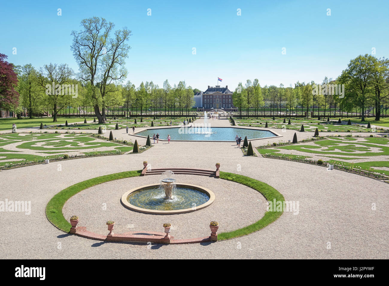 Apeldoorn, Niederlande, 8. Mai 2016: Niederländische barocken Garten von The Loo Palace, ein ehemaliger königlicher Palast, und jetzt ein nationales Museum befindet sich in der outsk Stockfoto