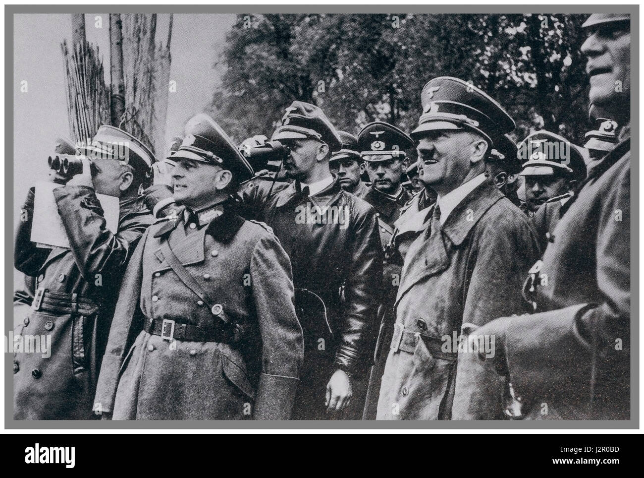 1940er Jahren des 2. Weltkrieges deutsche Nazi-Propaganda-Foto einen glücklich Führer Adolf Hitler in Uniform mit seinen Generälen auf "The West Wall" auch genannt "Seigfried Line" durch die Alliierten. Bild aufgenommen von The Führers Leibfotograf Hoffman Stockfoto