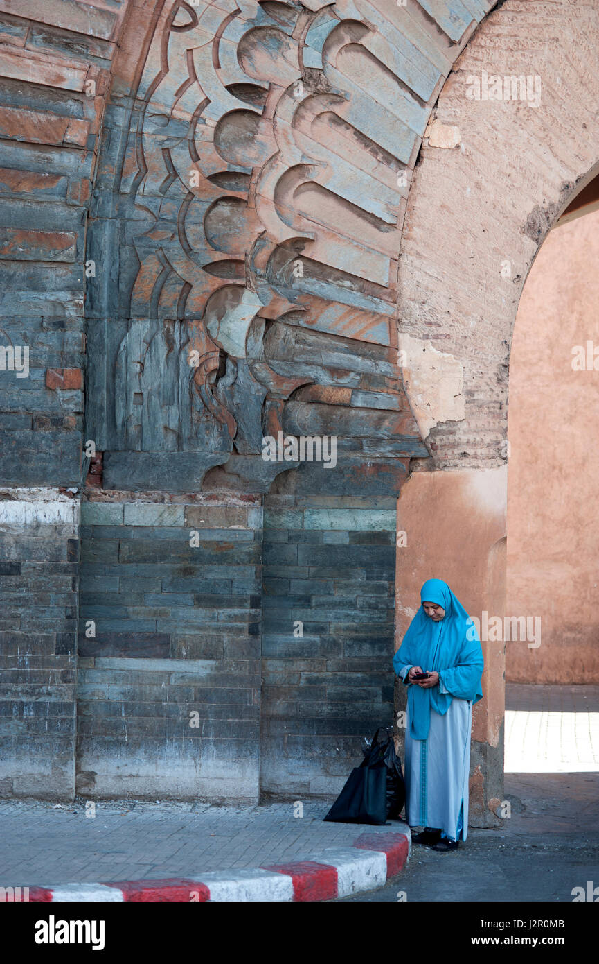 Muslima Hijab auf Handy, Bab Agnaou Tor, Marrakesch, Marokko, 2016. Stockfoto