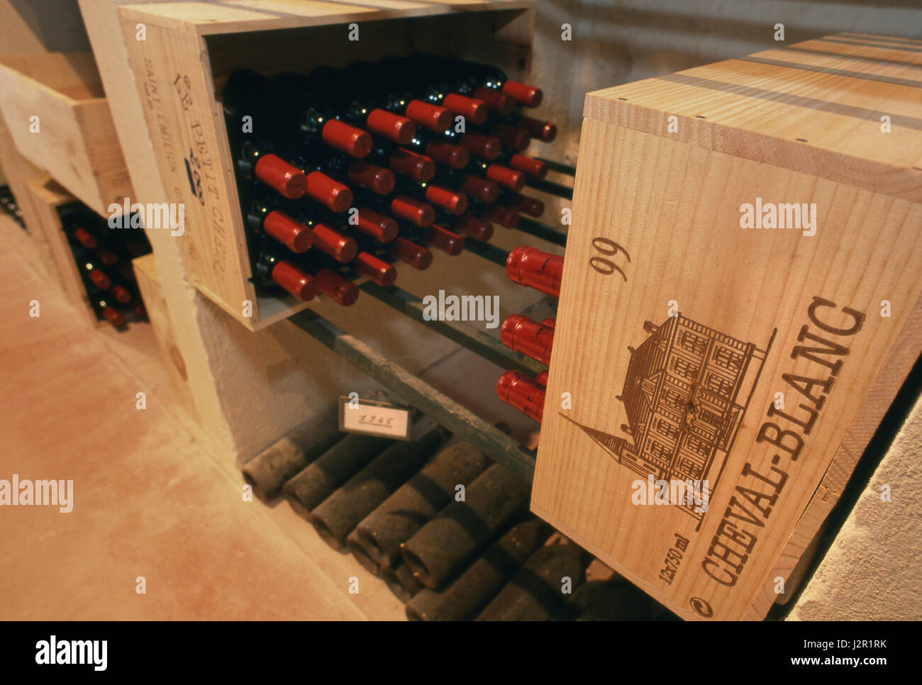 Château Cheval Blanc, feiner Luxus sehr teure Rotweinflaschen einige datiert 1945, Alterung in Chateau Kellern. St-Émilion, Gironde, Frankreich. Bordeaux Stockfoto