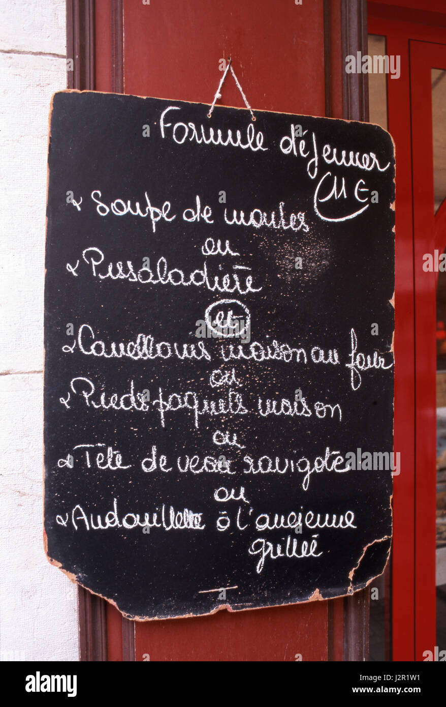 Französisches Menü rustikales handgeschriebenes zwei-Gänge-Restaurant 'Menu des Tages', an der Tafel Südfrankreich Sanary-sur-Mer, Var, Frankreich. Stockfoto