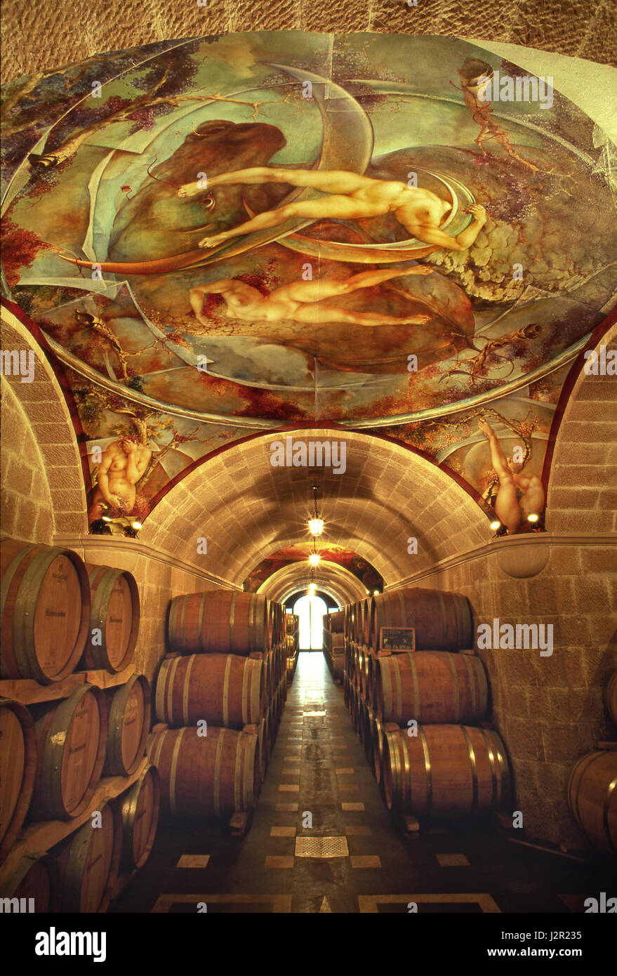 Mastroberardino Italienischer fass-Ausbau Weinkeller mit handbemalten Fresken, die das Ethos des Weinguts von Kunst und erlesenen Weinen aus Kampanien, Italien, vereinen Stockfoto