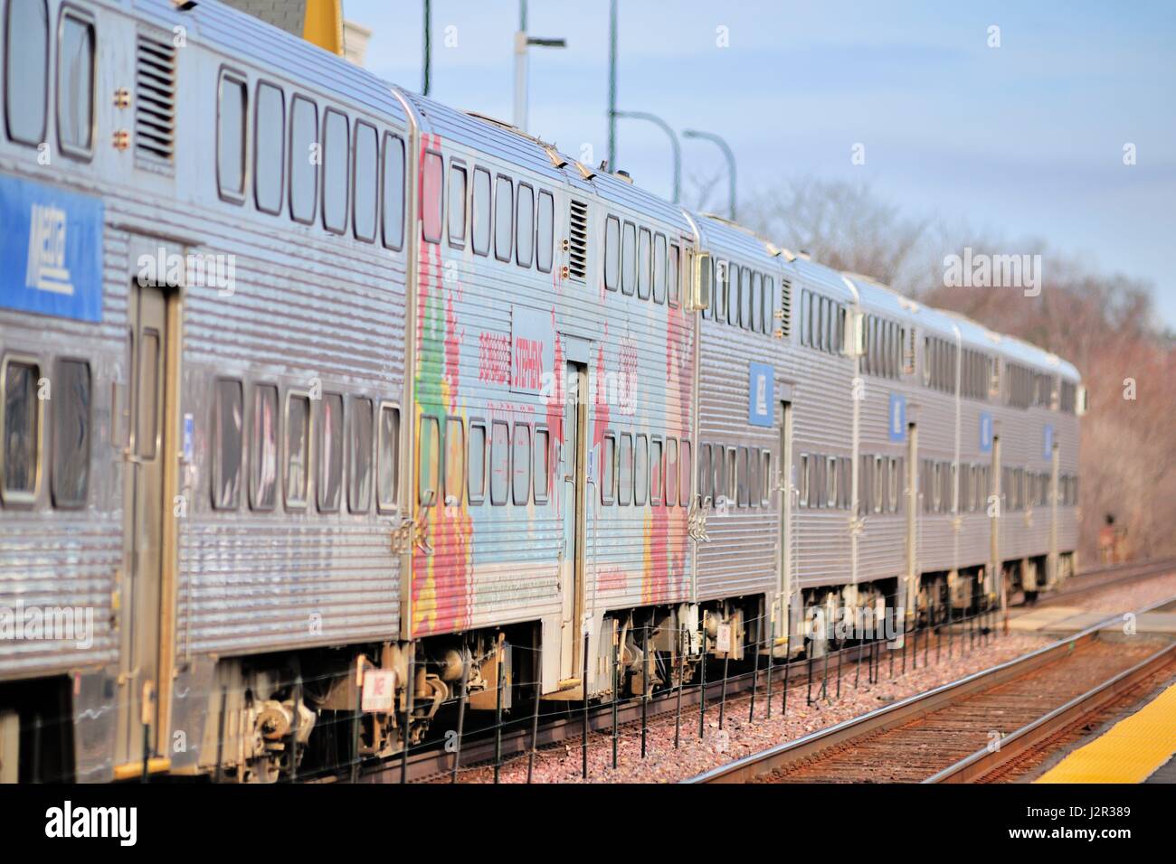 Geneva, Illinois, USA. Eine eingehende Metra Zug transportiert Pendler zu Chicago von Genf. Stockfoto