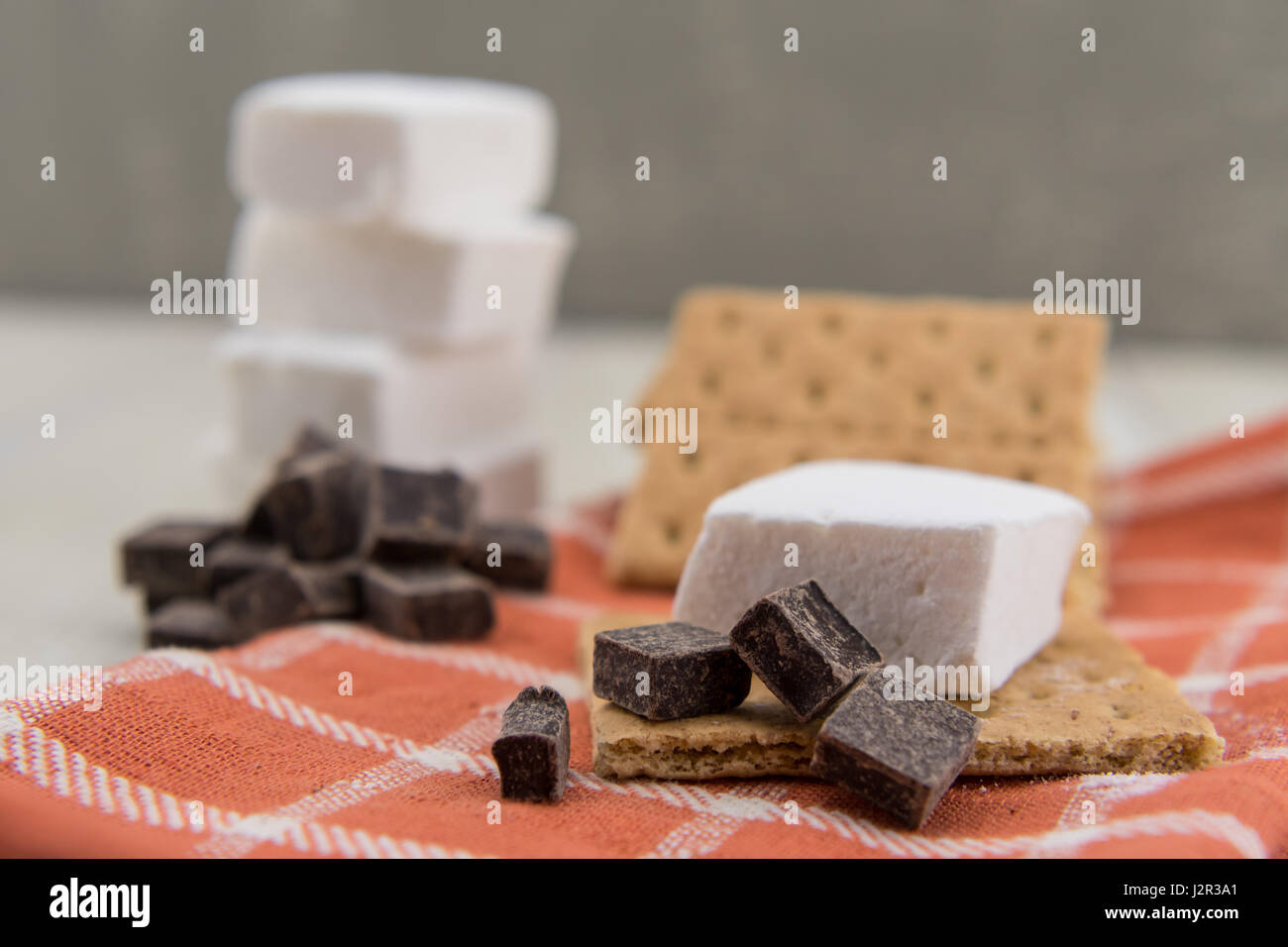 Schokolade-Stücke mit Marshmallow und Graham Cracker Stockfoto