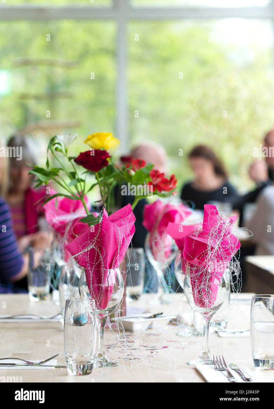 Restaurant Interieur Bunte Tischdekorationen dekoriert Feier Feiern Geburtstag Feiern Ziemlich Bunt Bunt Stockfoto