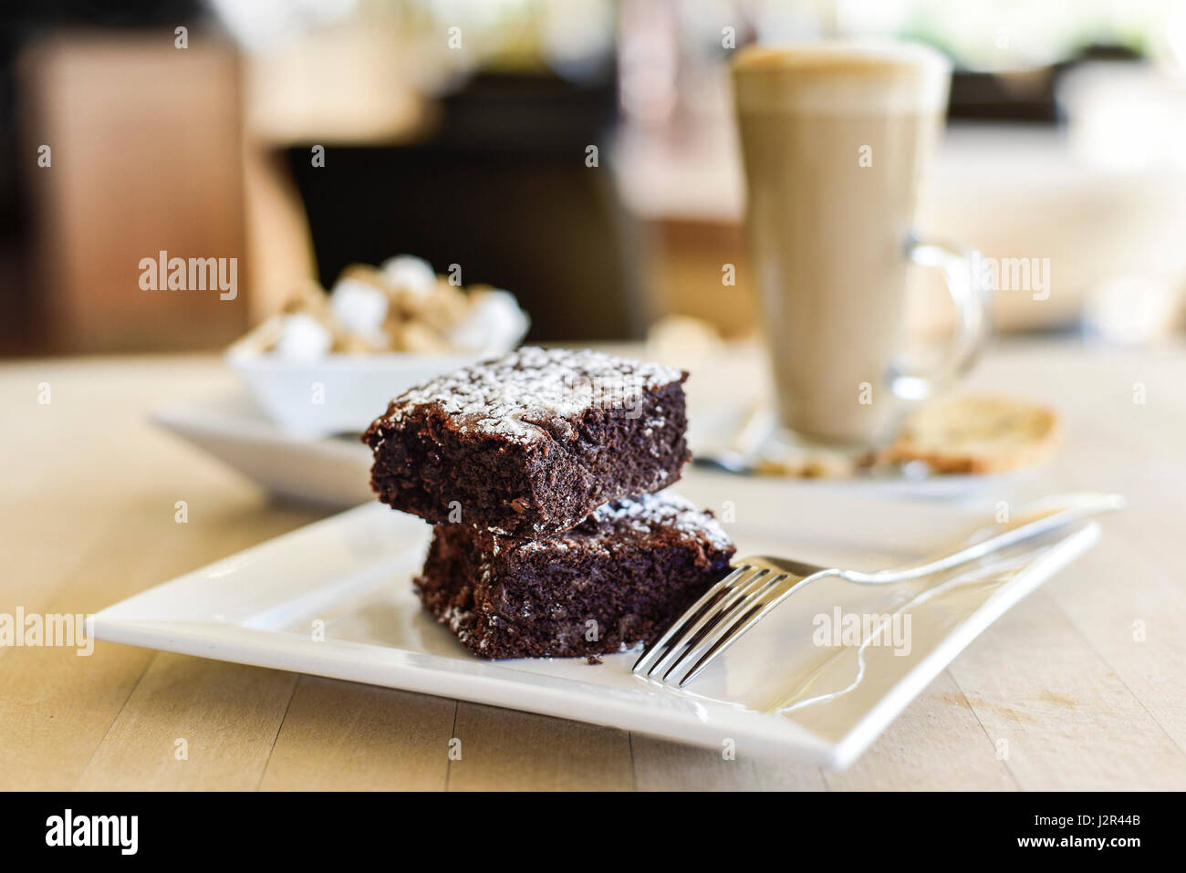 Essen zwei Chocolate Brownies Dessert Pudding süß behandeln Schokoladen-Brownies Baked Baking Gabel Teller Stockfoto