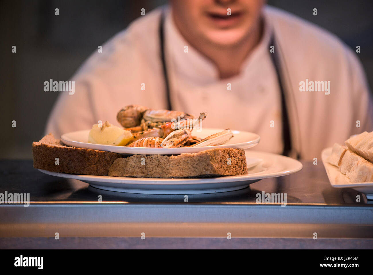 Das Essen im Restaurant Vorbereitung Platte von Langusten Meeresfrüchte Koch Teil dienen serviert Stockfoto