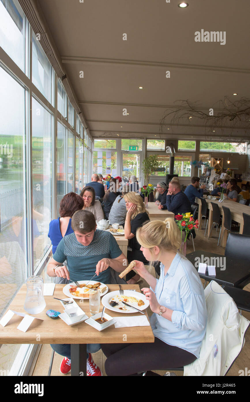 Restaurant innen Diners Essen Essen gehen Kunden beschäftigt Food-Service-Industrie Stockfoto