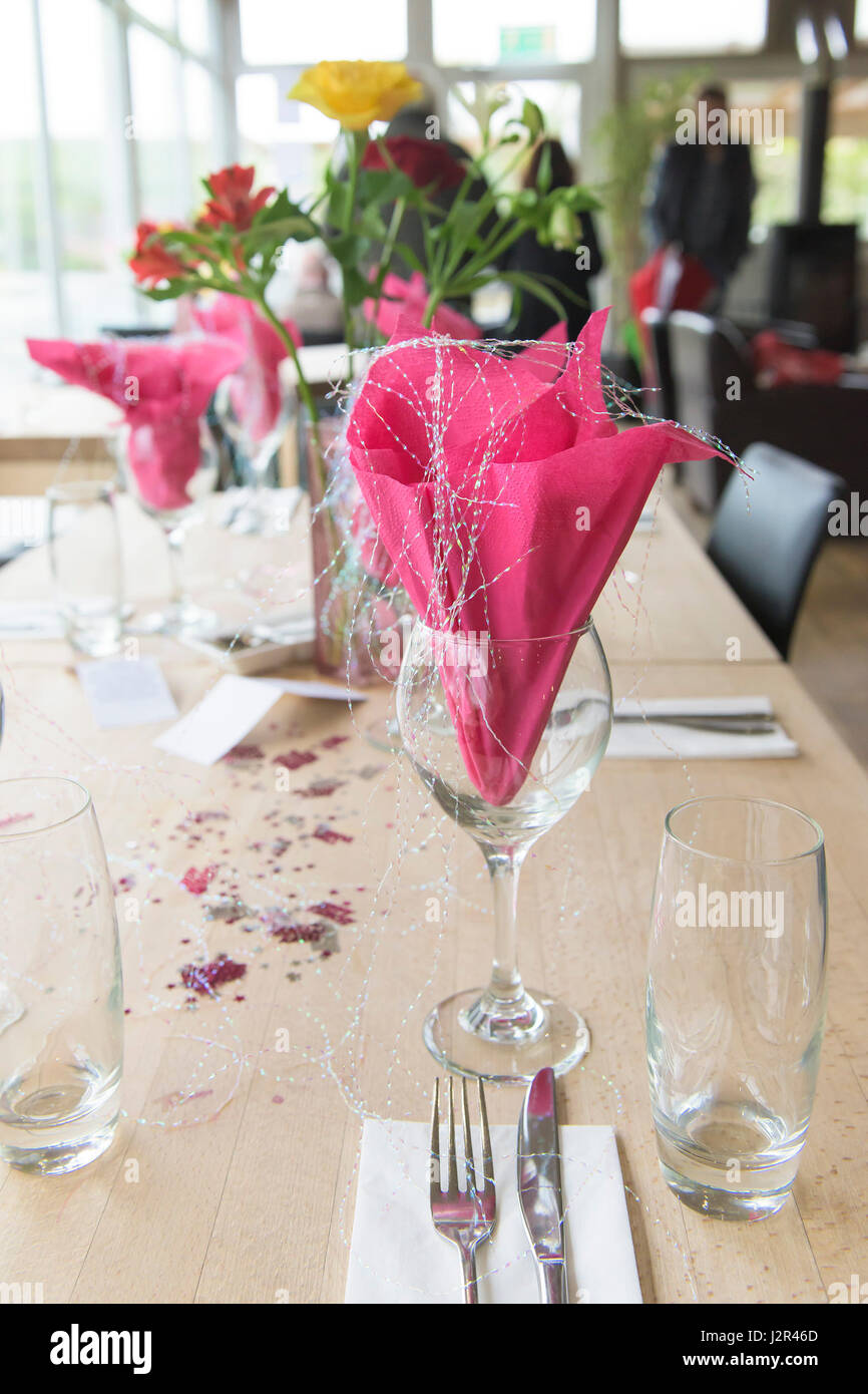Restaurant innen Tisch Dekorationen verziert Feier festliche Geburtstagsfeiern hübsche bunte bunte Stockfoto