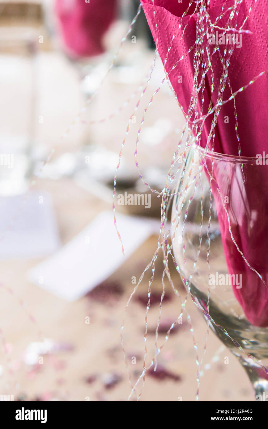Restaurant innen Tischdekorationen dekoriert fest reservierten Tisch Zeichen Geburtstagsfeiern hübsche bunte bunte Stockfoto