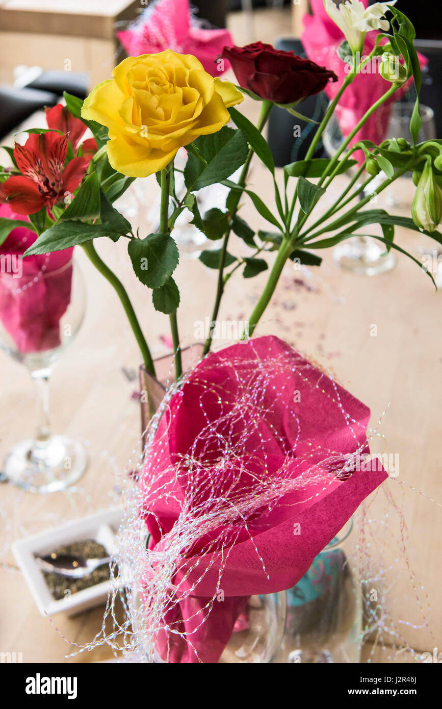 Restaurant innen Blumen Rosen Tischdekorationen dekoriert fest reservierten Tisch Zeichen Geburtstagsfeiern hübsche bunte bunte Stockfoto