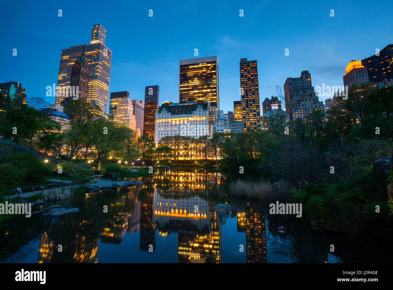 Nach Manhattan vom Central Park entfernt in der Nacht in New York anzeigen Stockfoto
