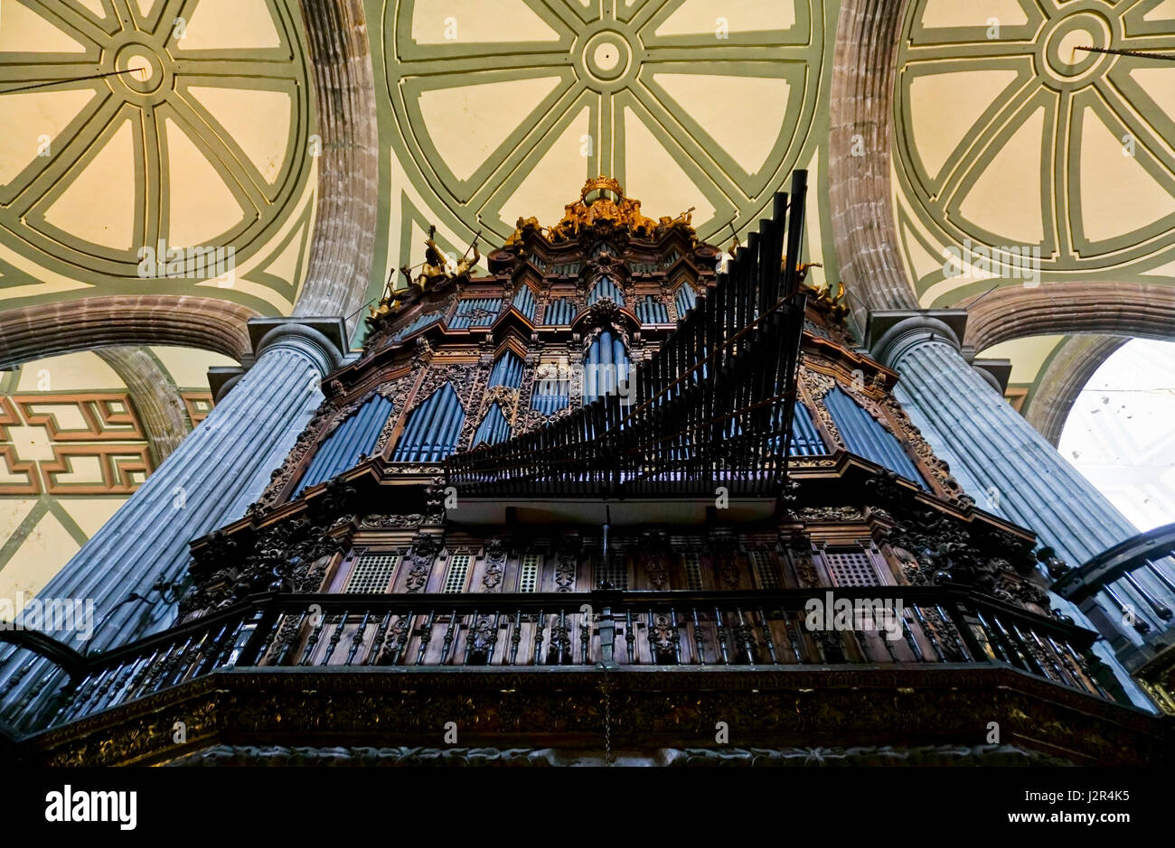 Kathedrale der Himmelfahrt der Maria, historische Dist., Mexico City, Mexiko. Zwei der größten Orgeln aus dem 18. Jahrhundert in Amerika. Stockfoto