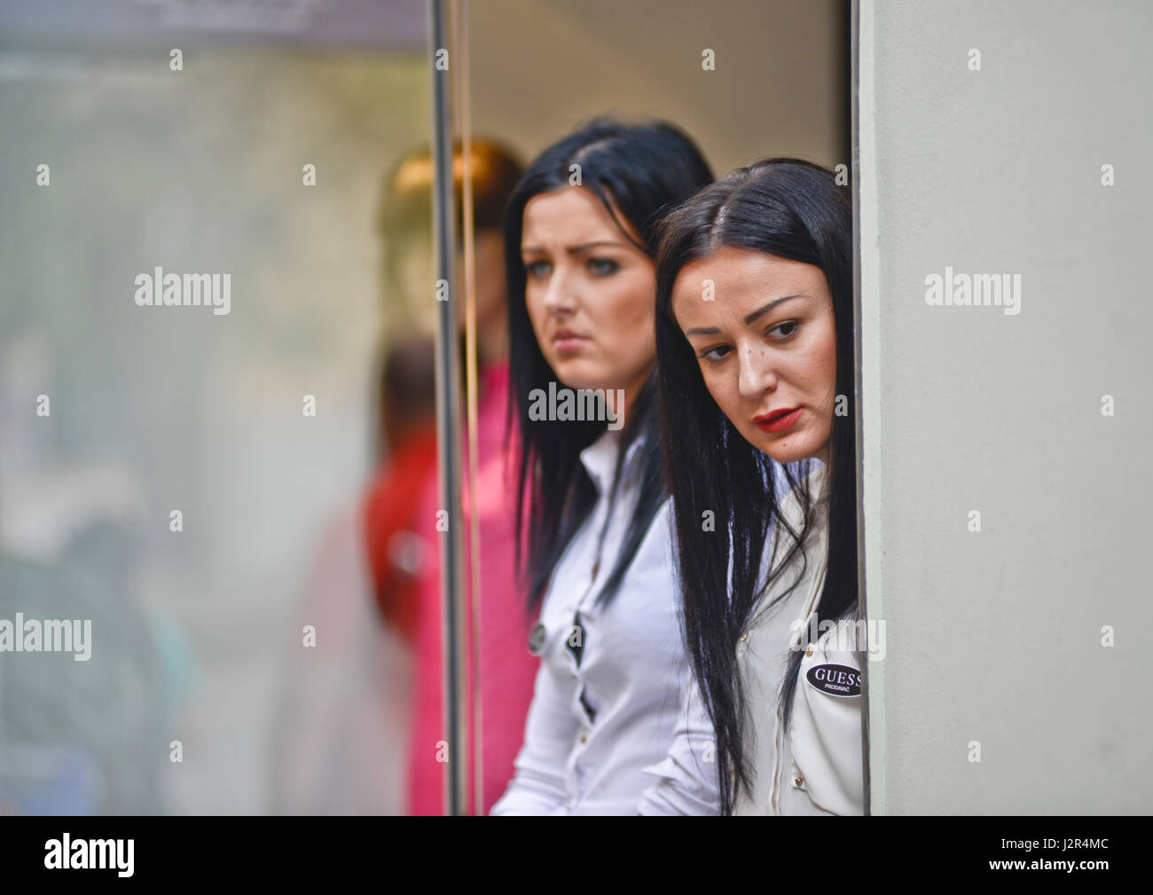 Verkäuferinnen in einem Bekleidungsgeschäft Stockfoto